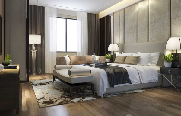 Kamar dengan lantai kayu yang indah